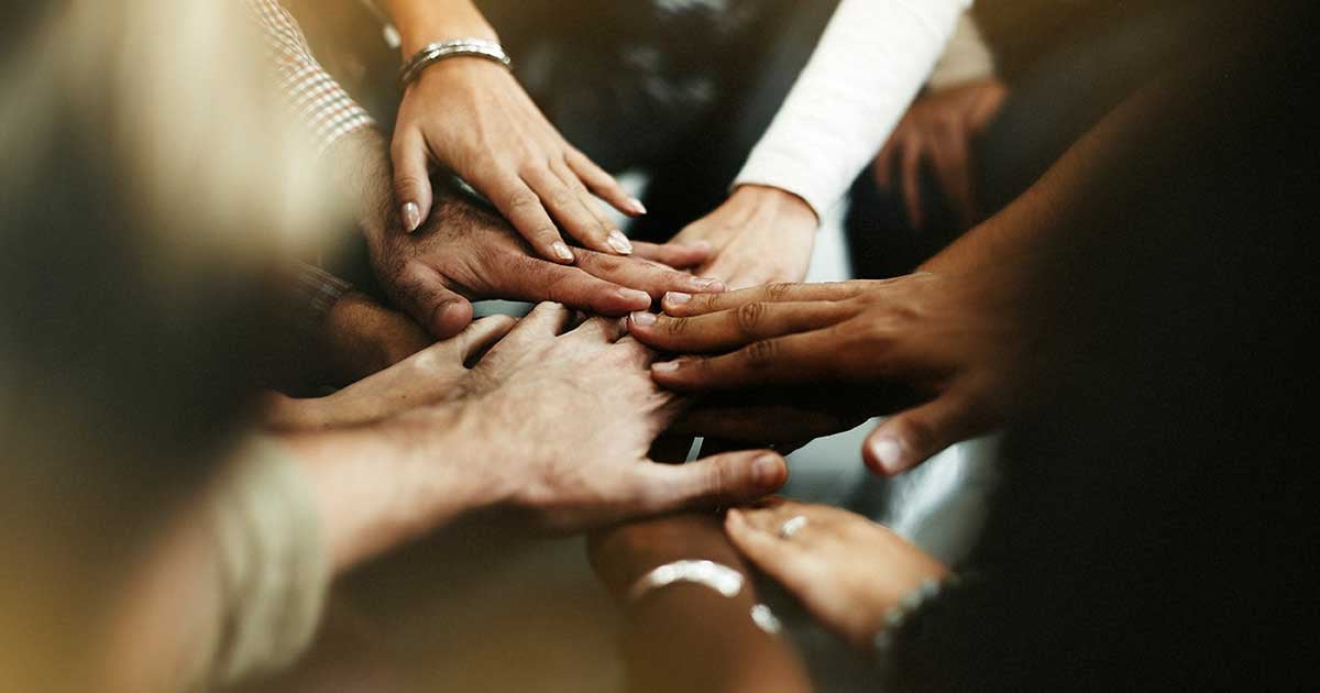 Viele Haende aufeinander gestapelt