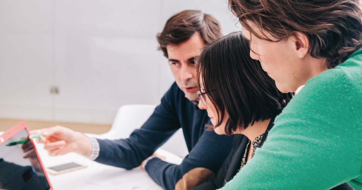 Kollegen beim Brainstorming vor dem Laptop im Büro