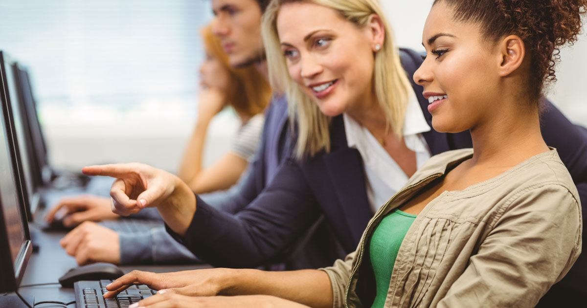 Attraktive Lehrerin im Gespräch mit ihrem Schüler im Training